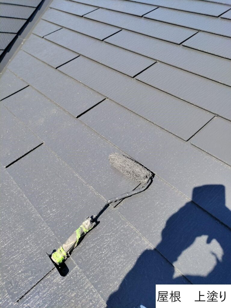 屋根の上塗りを行います。<br />
優れた耐用年数を期待することができます。